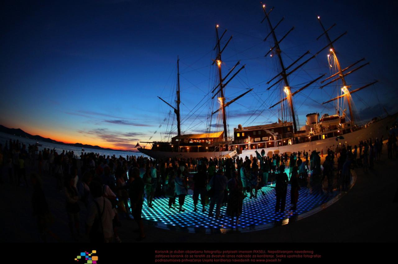 '13.08.2011., Zadar - Zadarski Pozdrav Suncu zasigurno je najposjecenije mjesto na rivi. Mnostvo turista divi se cuvenoj svjetlosnoj instalaciji, a posebno uprilicen prizor bio je i jedrenjak Sea Clou