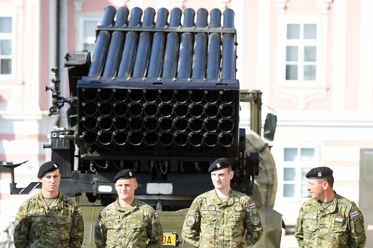 Postrojavanje branitelja i izložba oružja povodom obljetnice oslobođenja grada