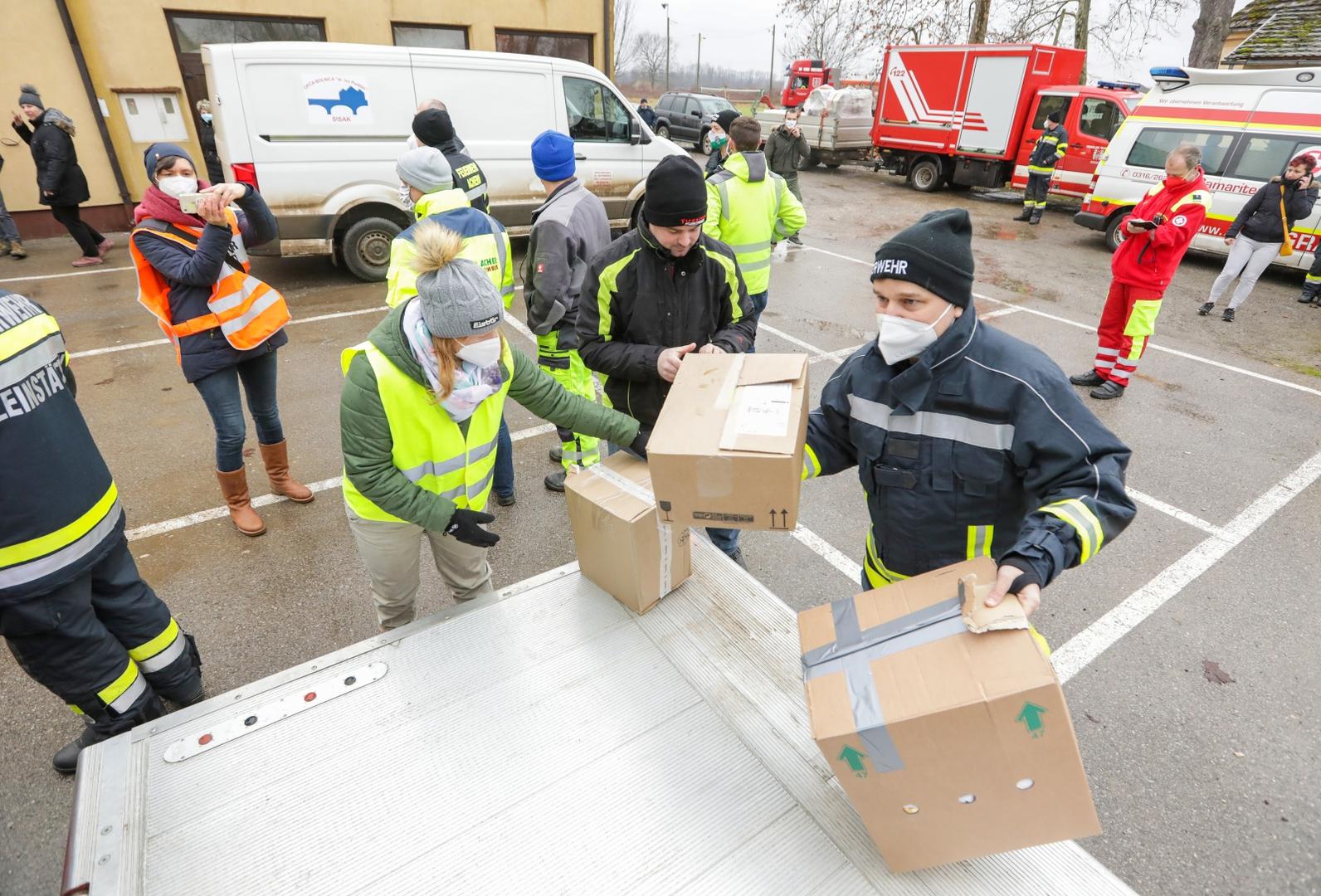 08.01.2021., Sisak - U skladiste Agro simpa stigao je austrijski konvoj kamiona s pomoci za potresom pogodjena podrucja u Sisacko-moslavackoj zupaniji. Photo: Robert Anic/PIXSELL