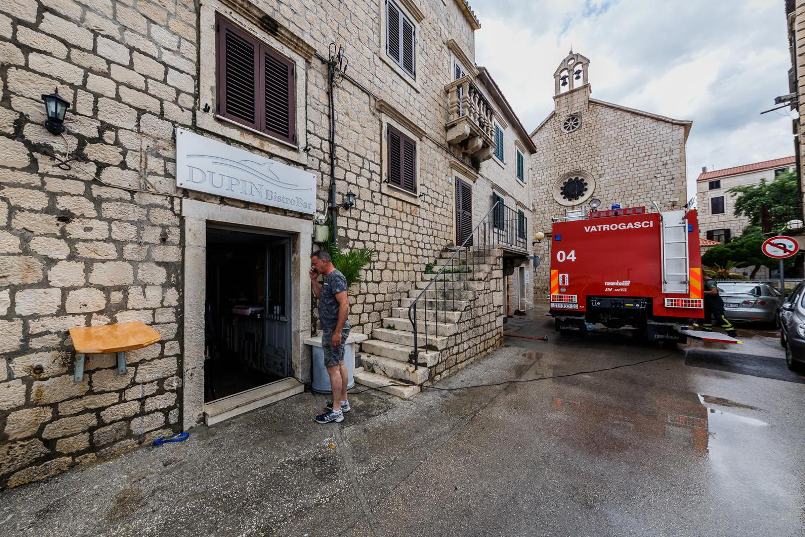 30.05.2022., Kastela - Tijekom jutra sire trogirsko i kastelansko podrucje zahvatilo je olujno nevrijeme s obilnom kisom, te su mnoge kuce i poslovni prostori poplavljeni.

 Photo: Zvonimir Barisin/PIXSELL