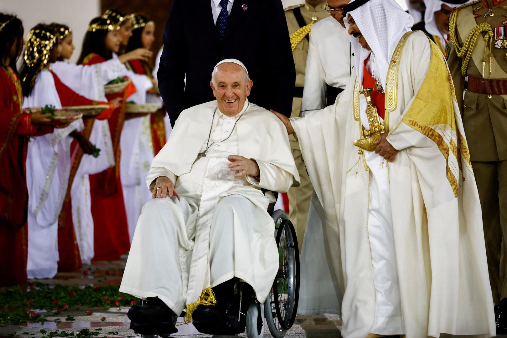 FILE PHOTO: Pope Francis leaves laughs with Bahrain's King Hamad bin Isa Al Khalifa, at the Sakhir Palace south of Manama, Bahrain, November 3, 2022. REUTERS/Yara Nardi/File Photo Photo: YARA NARDI/REUTERS