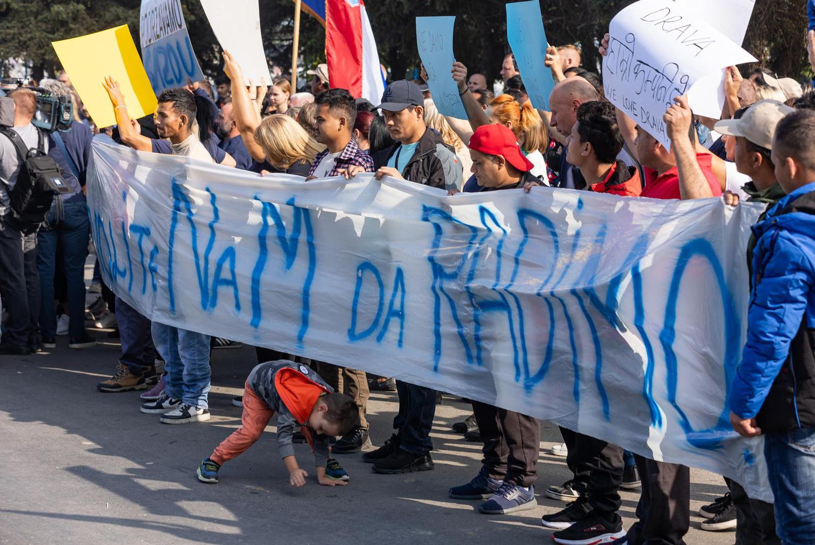 06.10.2023., Osijek - Radnici Drave International u koloni stigli ispred ulaza u tvornicu sa transparentima podrske vlasniku Zvonku Bedeu. Photo: Davor Javorovic/PIXSELL