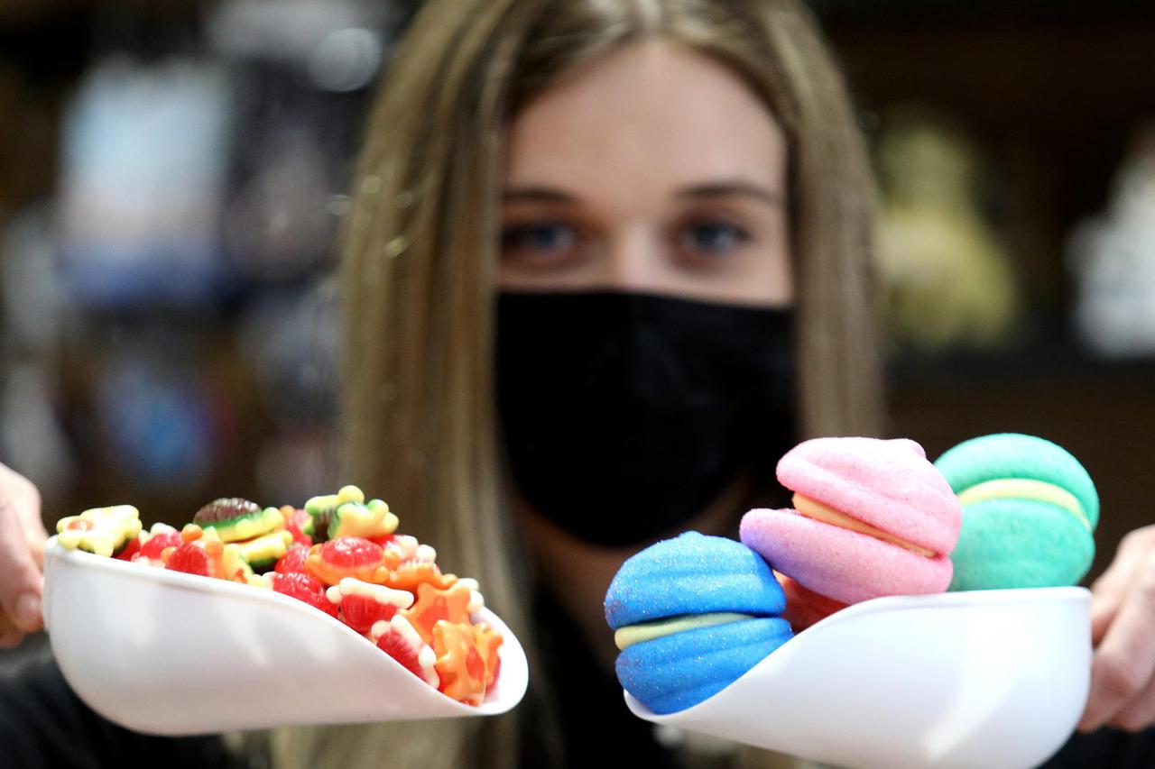 Šarenilo boja u Candy baru, dućanu bombona u centru Šibenika