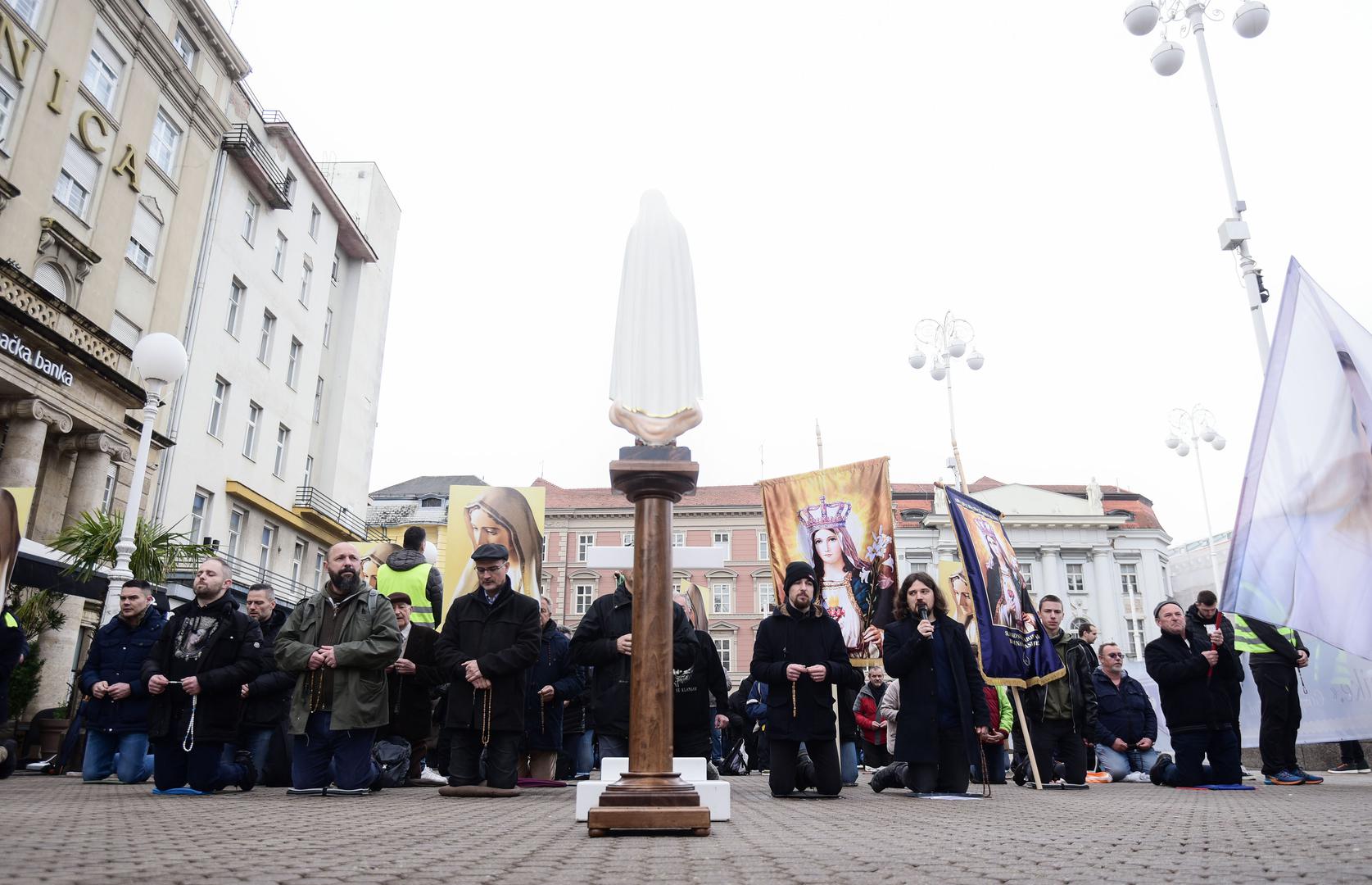 04.03.2023., Zagreb - Muskarci prve subote u mjesecu na muskoj molitvi krunice koja se odrzava na Trgu bana Josipa Jelacica gdje su i ove subote bilo ometanu od strane prosvjednika. Osim u Zagrebu, muskarci mole krunicu i u ostalih devet hrvatskih gradova. Photo: Neva Zganec/PIXSELL