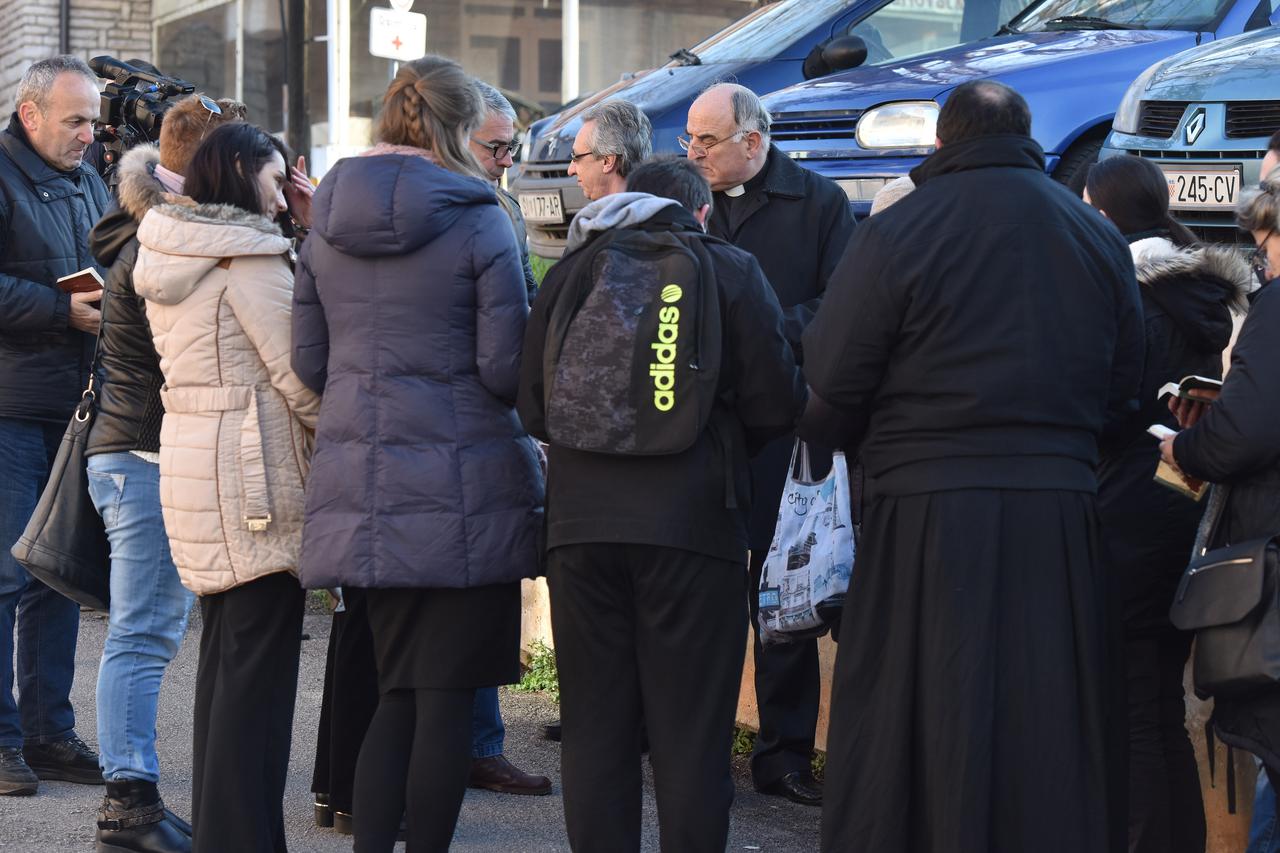 Šibenik: Ispred Opće bolnice započela molitvena kampanja 40 dana za život