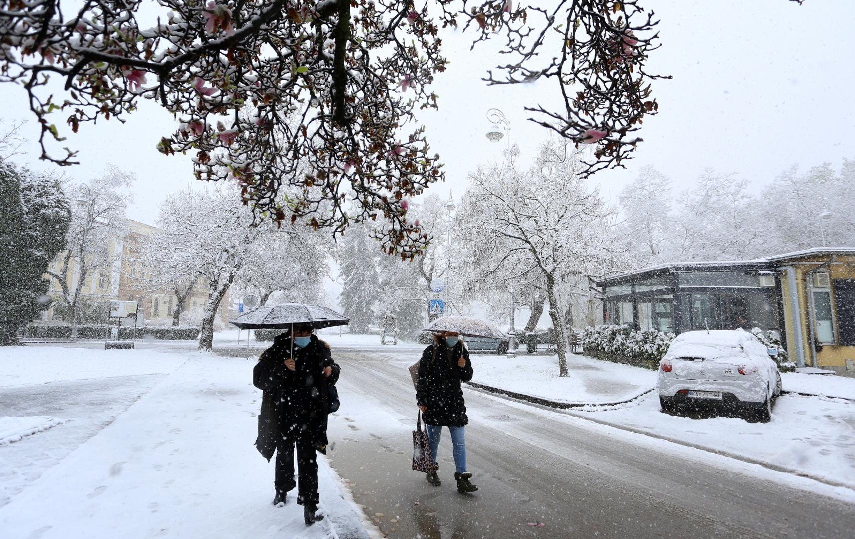 06.04.2021., Karlovac - Od ranih jutarnjih sati u Karlovcu pada gusti snijeg koji je brzo zabijelio prometnice i parkove. Photo: Kristina Stedul Fabac/PIXSELL