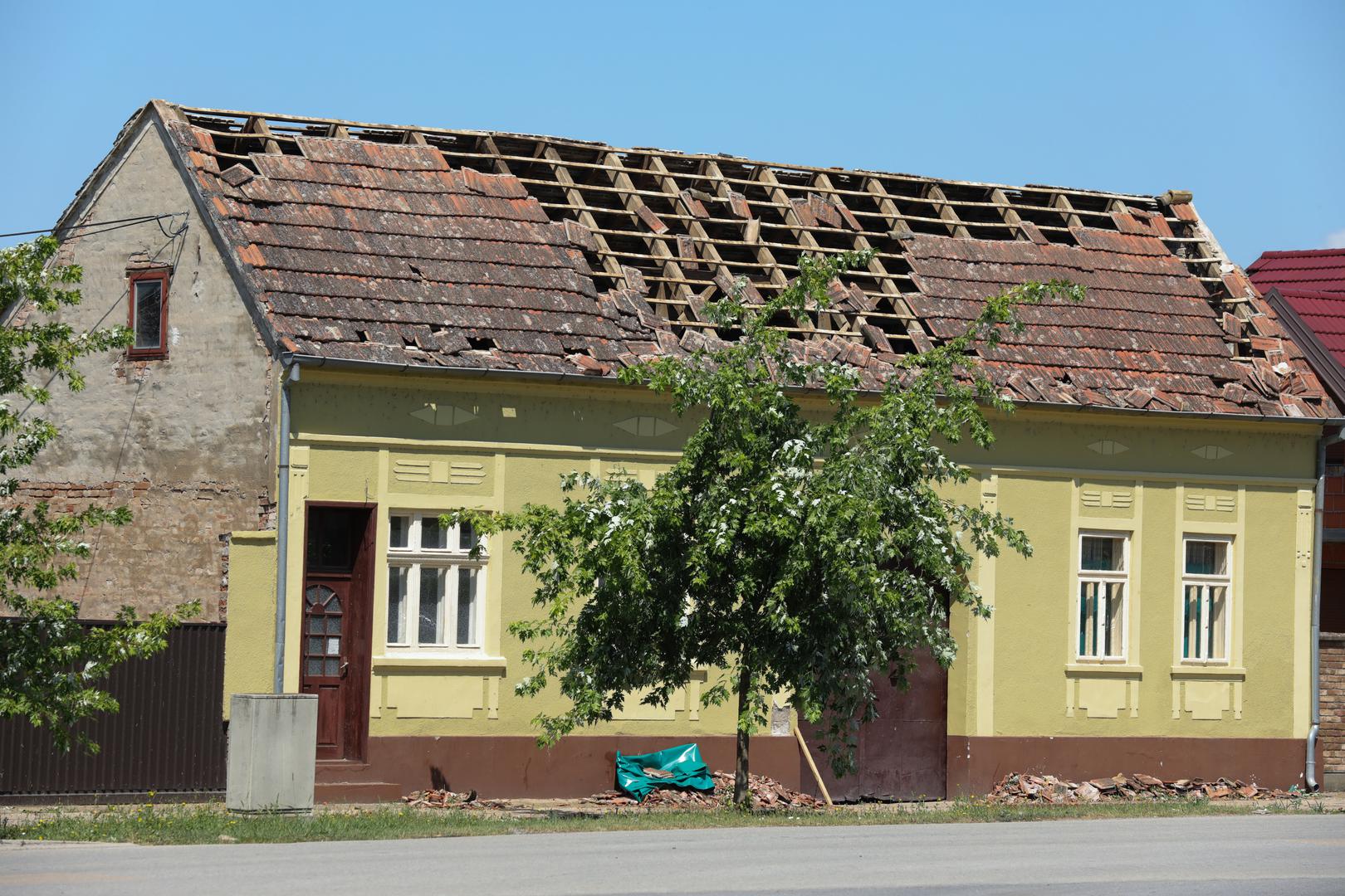 20.07.2023., Vinkovci - Gradiste, Andrijasevci i Cerna slavonska sela koja su jako strradala od posljednjeg olujnog nevremena. Stanovnici pokusavaju sanirati stetu. Photo: Dubravka Petric/PIXSELL