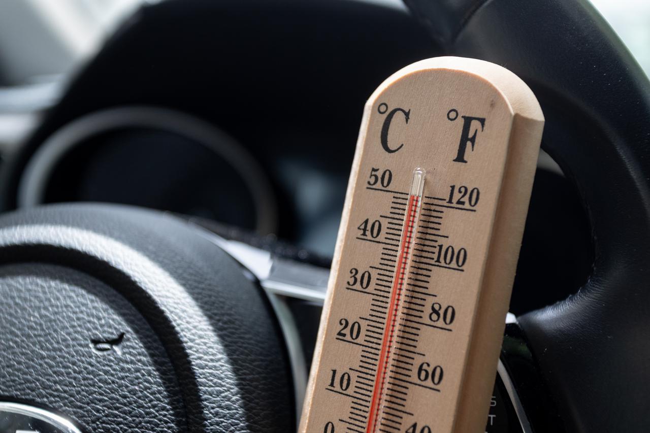 Zagreb: Temperatura  u automobilu ostavljenom na suncu u 12:30 h