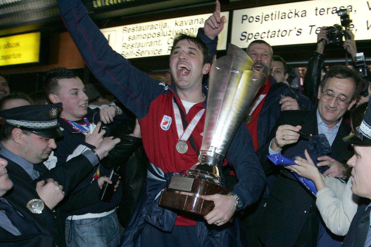 ARHIVA - Zagreb: Povratak srebrnih rukometaša sa Svjetskog prvenstva u Tunisu, 2005.