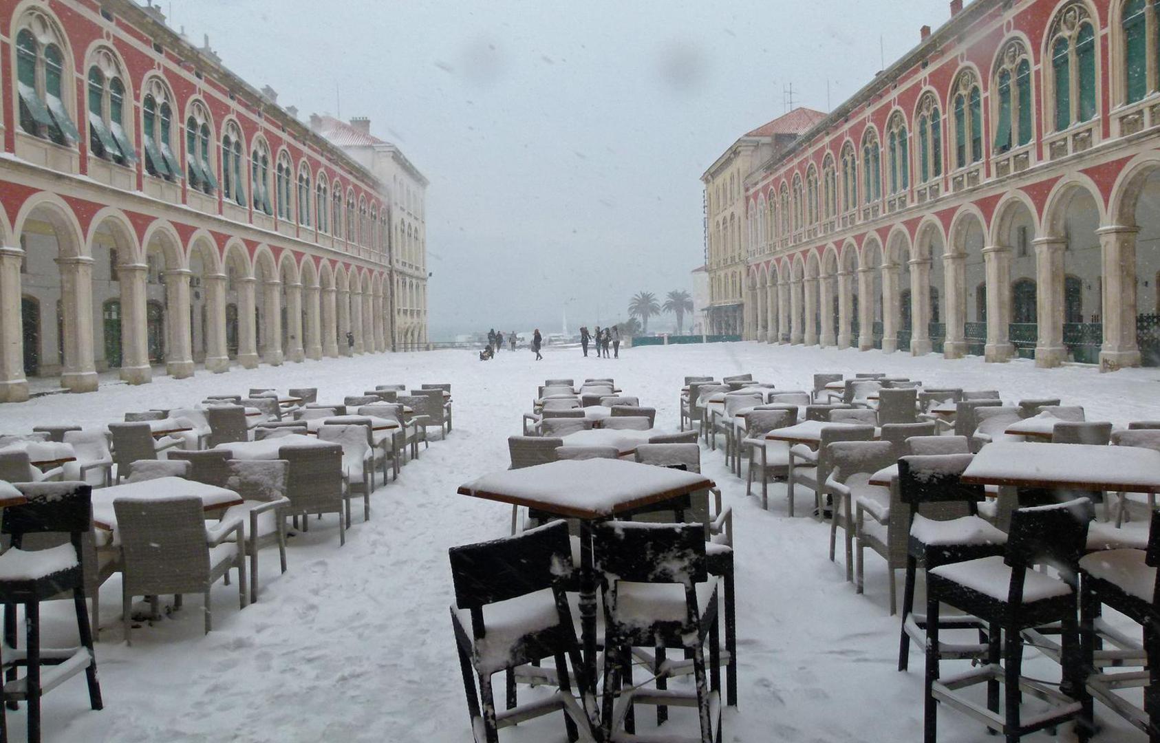 03.02.2012., Split - Prolaznici uzivaju u snijegu koji je prekrio Rivu. "nPhoto: Ivana Ivanovic/PIXSELL