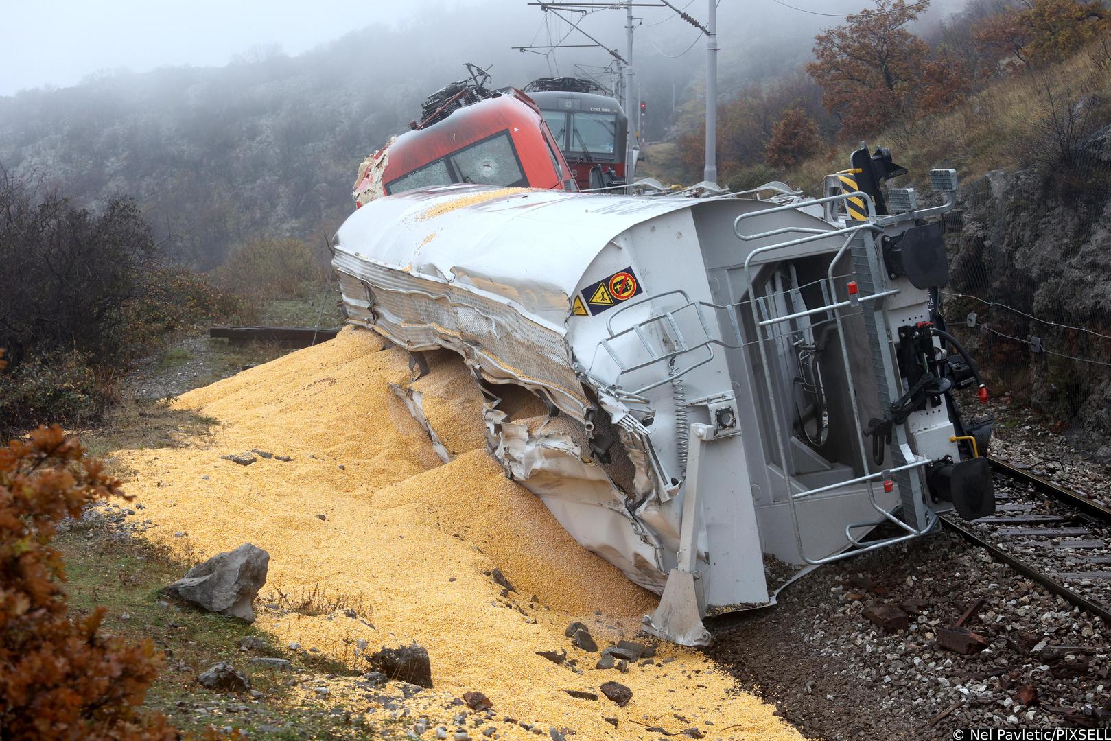 12.12.2023.., Rijeka -  Izmedju kolodvora Meja i Skrljevo jucer je  je do sudara teretnog vlaka prijevoznika Rail Cargo Carrier - Croati i pruznog vozila TMD HZ Infrastrukture.Danas je pocelo je izvlacenje vlaka Photo: Nel Pavletic/PIXSELL