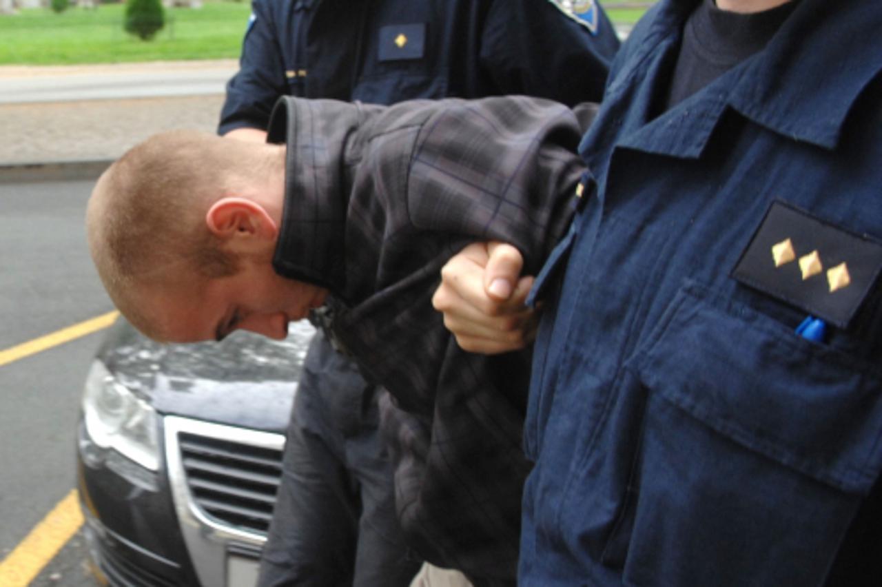 \'08.05.2010.,Zagreb-Policajci dovode nogometnog huligana kod suca u u009Ezu008Eupanijski sud Photo: Davor Visnjic/PIXSELL\'