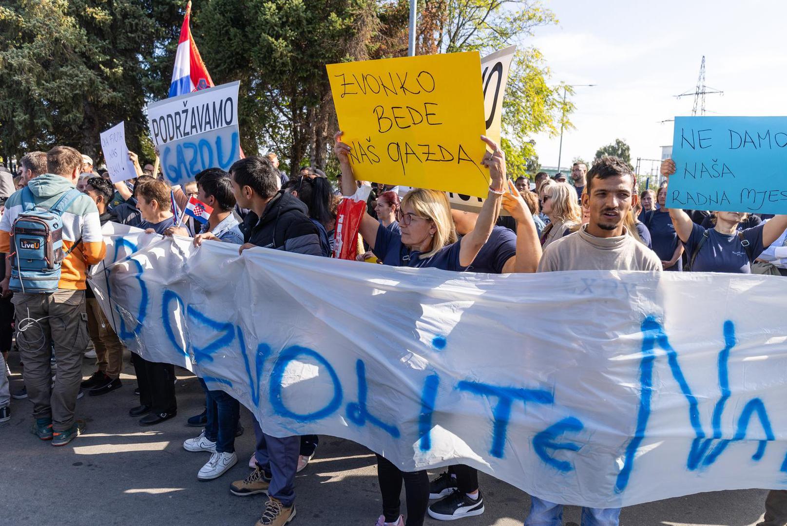 06.10.2023., Osijek - Radnici Drave International u koloni stigli ispred ulaza u tvornicu sa transparentima podrske vlasniku Zvonku Bedeu. Photo: Davor Javorovic/PIXSELL