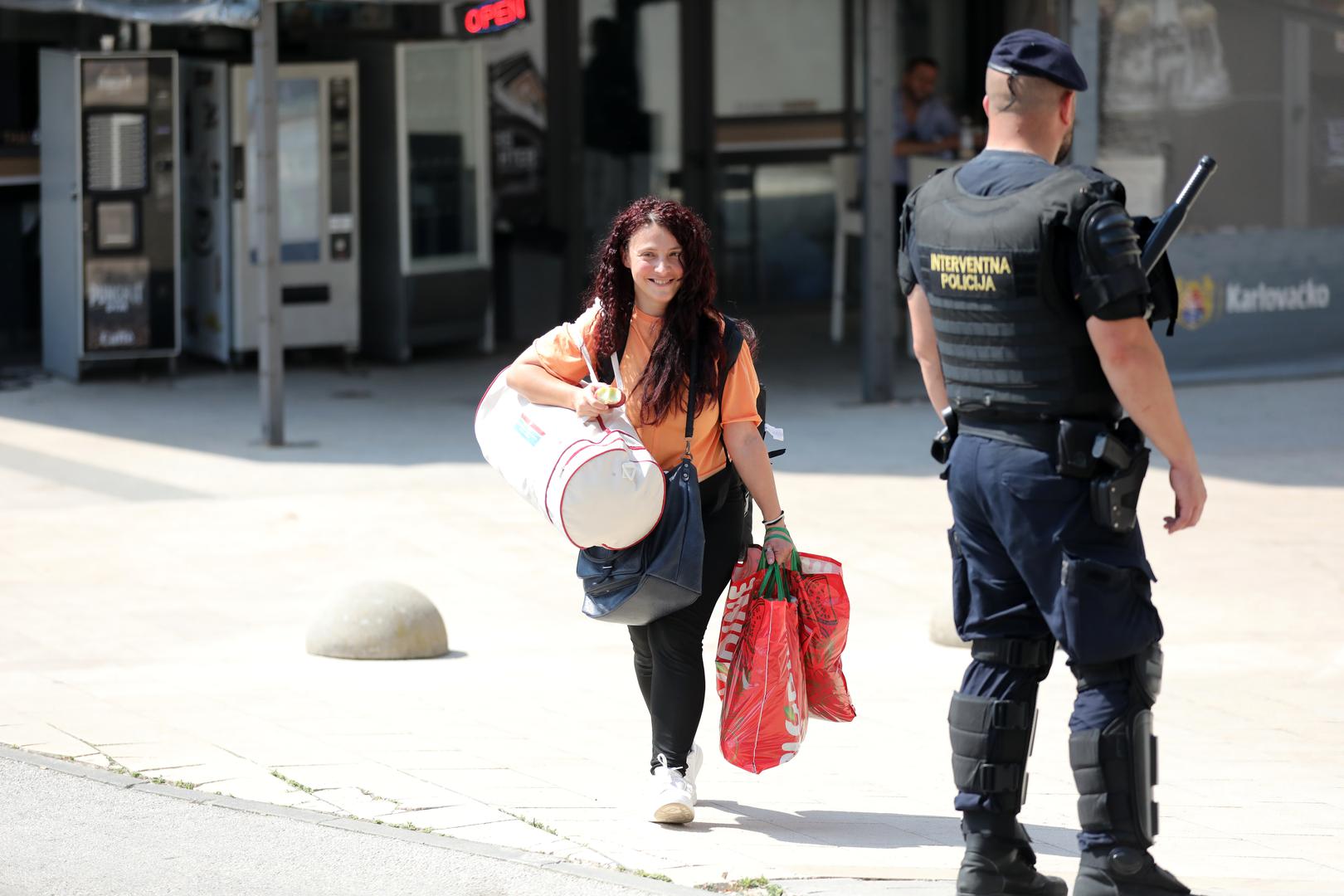 09.07.2024., Pula: Nemali broj interventnih policajaca, blokiran kvart, odvjetnici i rijetki stanari pulske poslovno-stambene zgrade popularne "Porecanke", obiljezili su ovo vruce pulsko jutro. Photo: Sasa Miljevic / PIXSELL/PIXSELL