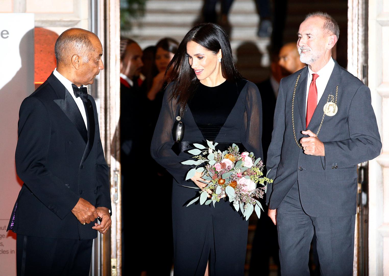 Za svoje prvo samostalno pojavljivanje u javnosti Meghan je odabrala  elegantnu crnu haljinu s potpisom Givenchy, čija cijena iznosi oko 20 tisuća kuna. 