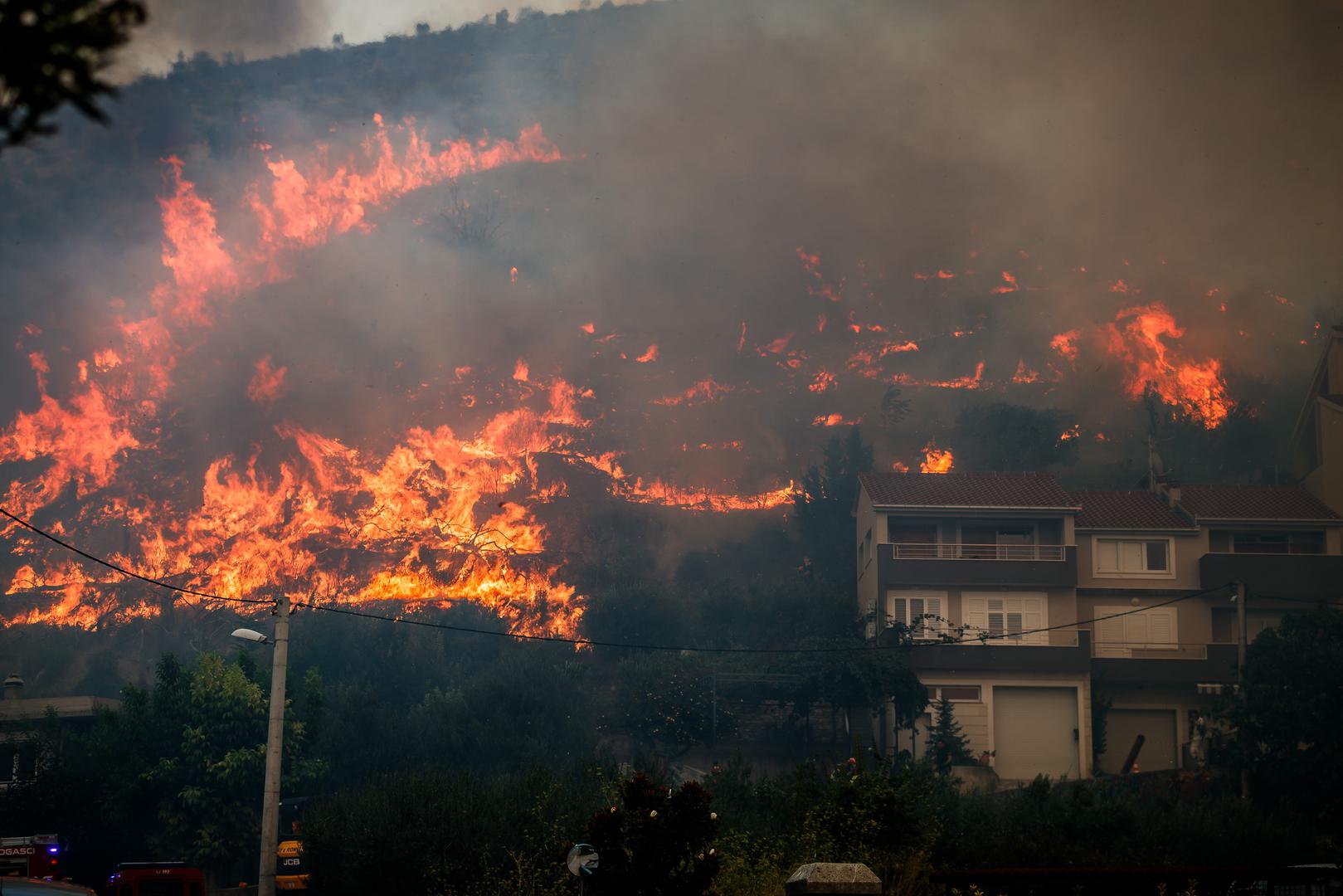 27.08.2024., Zrnovnica - U poslijepodnevnim satima vjetar je ponovno razbuktao pozar koji je usao u Zrnovnicu. Photo: Zvonimir Barisin/PIXSELL