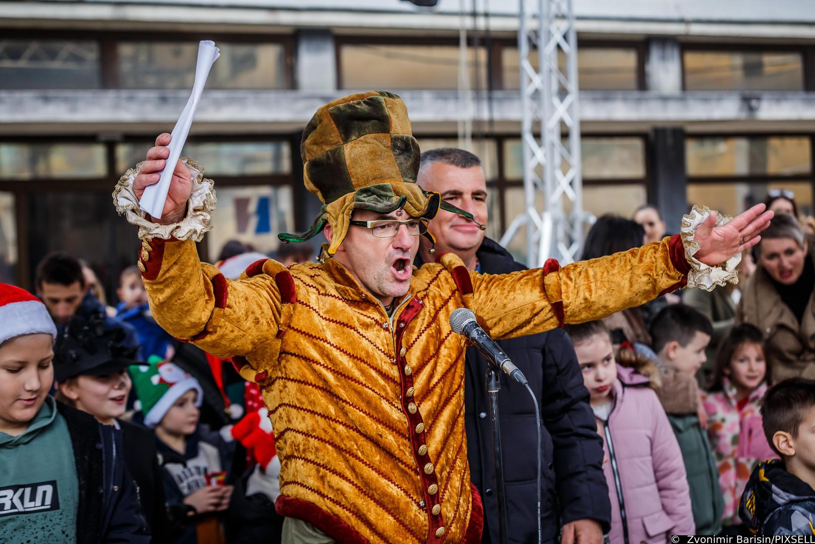 31.12.2022., Sinj - Docek djecje Nove Godine.  Danas u 12h na glavnom Sinjskom Trgu odrzan je Docek nove godine za Djecu te priredbu je posjetio u Sinjski Gradonacelnik Miro Bulj. Photo: Zvonimir Barisin/PIXSELL