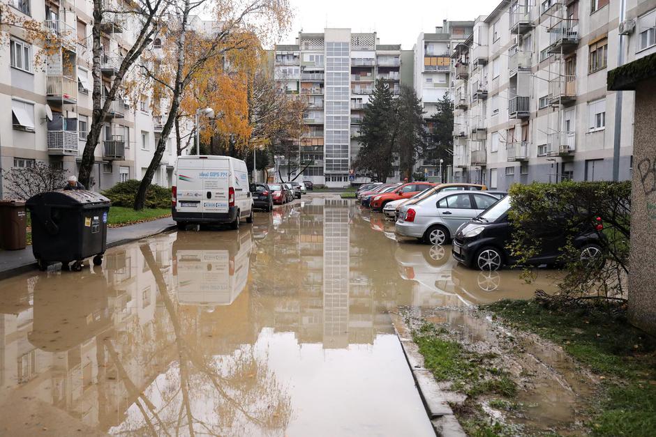 Stanovnike zagrebačkih Gajnica dočekala je poplava. Voda je potpuno prekrila dio Čileanske ulice