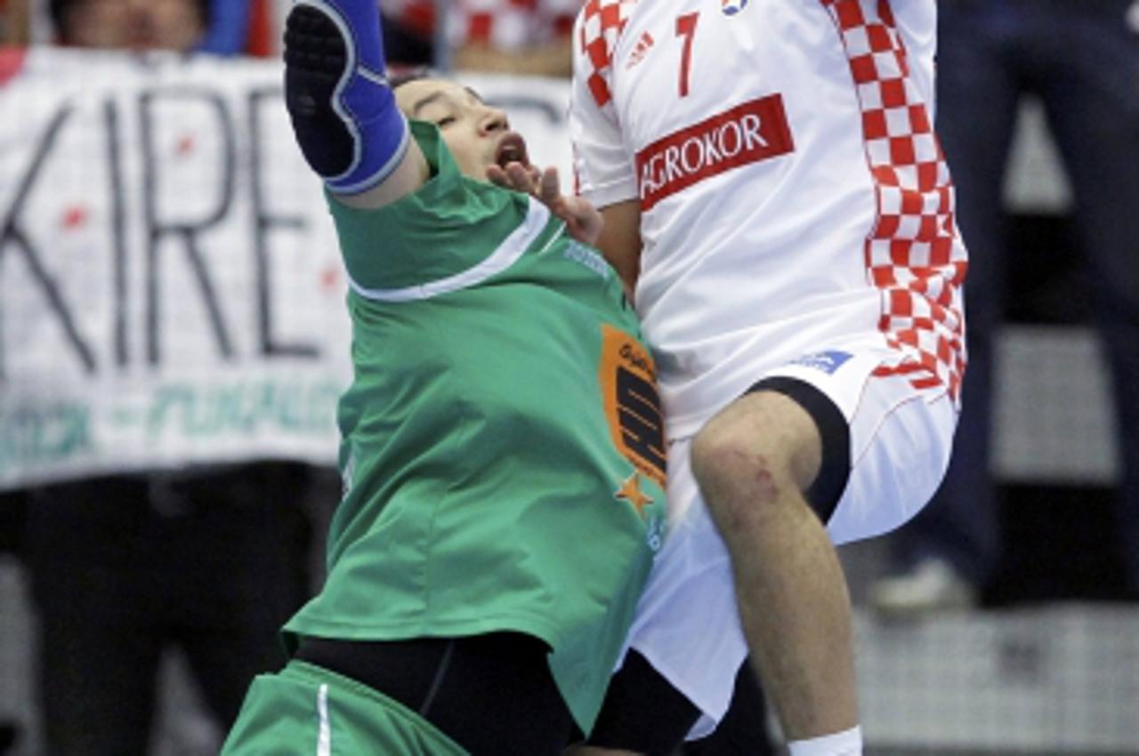 'Croatia\'s Vedran Zrnic (R) tries to pass the ball next to Algeria\'s Hichem Boudrali during their game at the Men\'s Handball World Championship  in Lund January 16, 2011.          REUTERS/Yves Herm