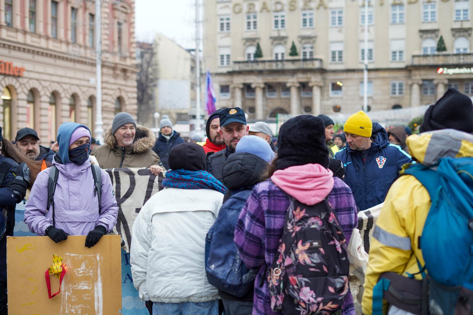 4.1.2025., Zagreb - Kao i svake prve subote u mjesecu, na Trgu bana Josipa Jelačića okupili su se molitelji s jedne strane i prosvjednici sa druge. Photo: Patricija Flikac/PIXSELL