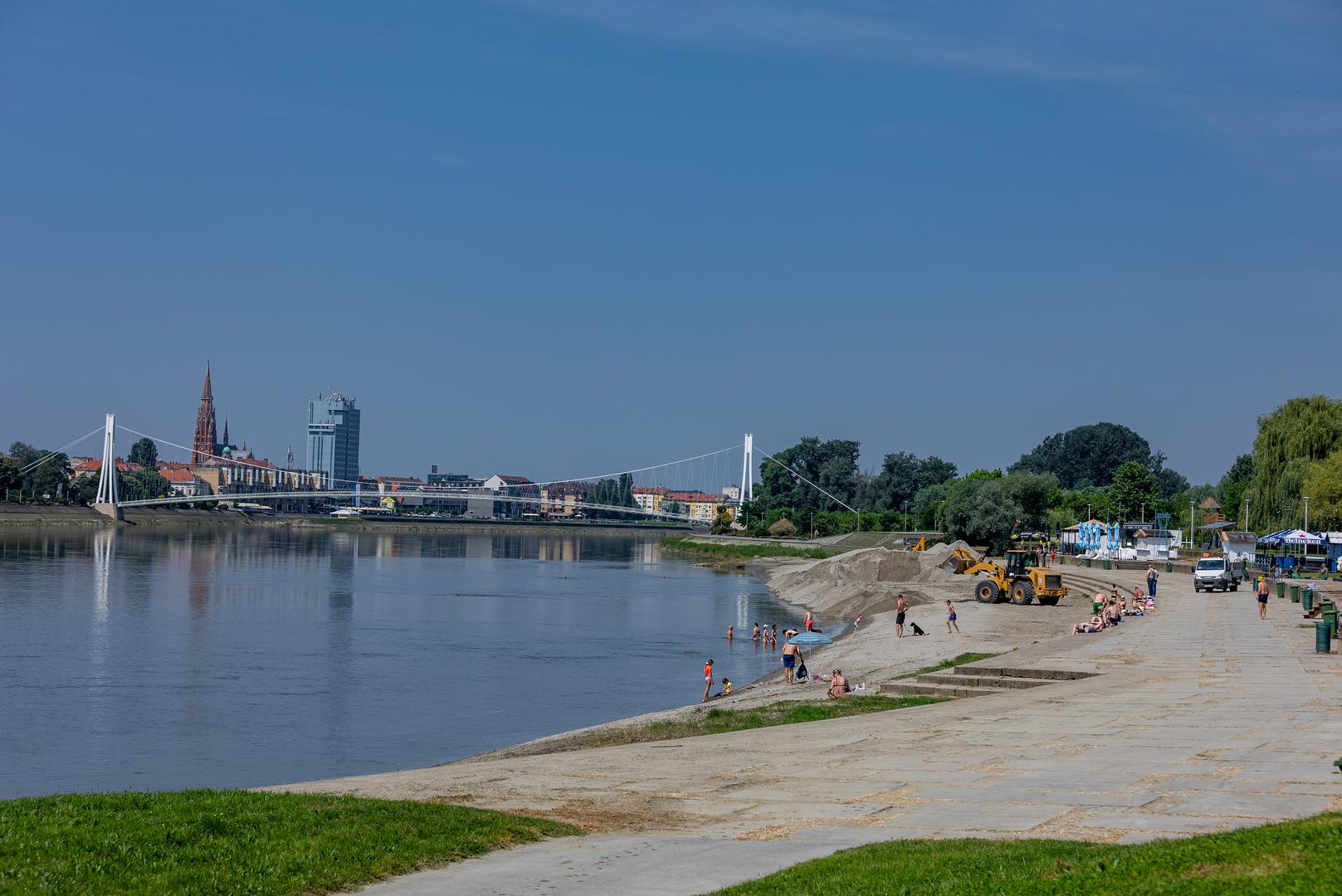 20.06.2023., Osijek - Uredjenje popularne Kopike. Djelatnici Hidrogradnje razvlace 3000 kubika pijeska koji je navezen prije nekoliko mjeseci. Photo: Davor Javorovic/PIXSELL