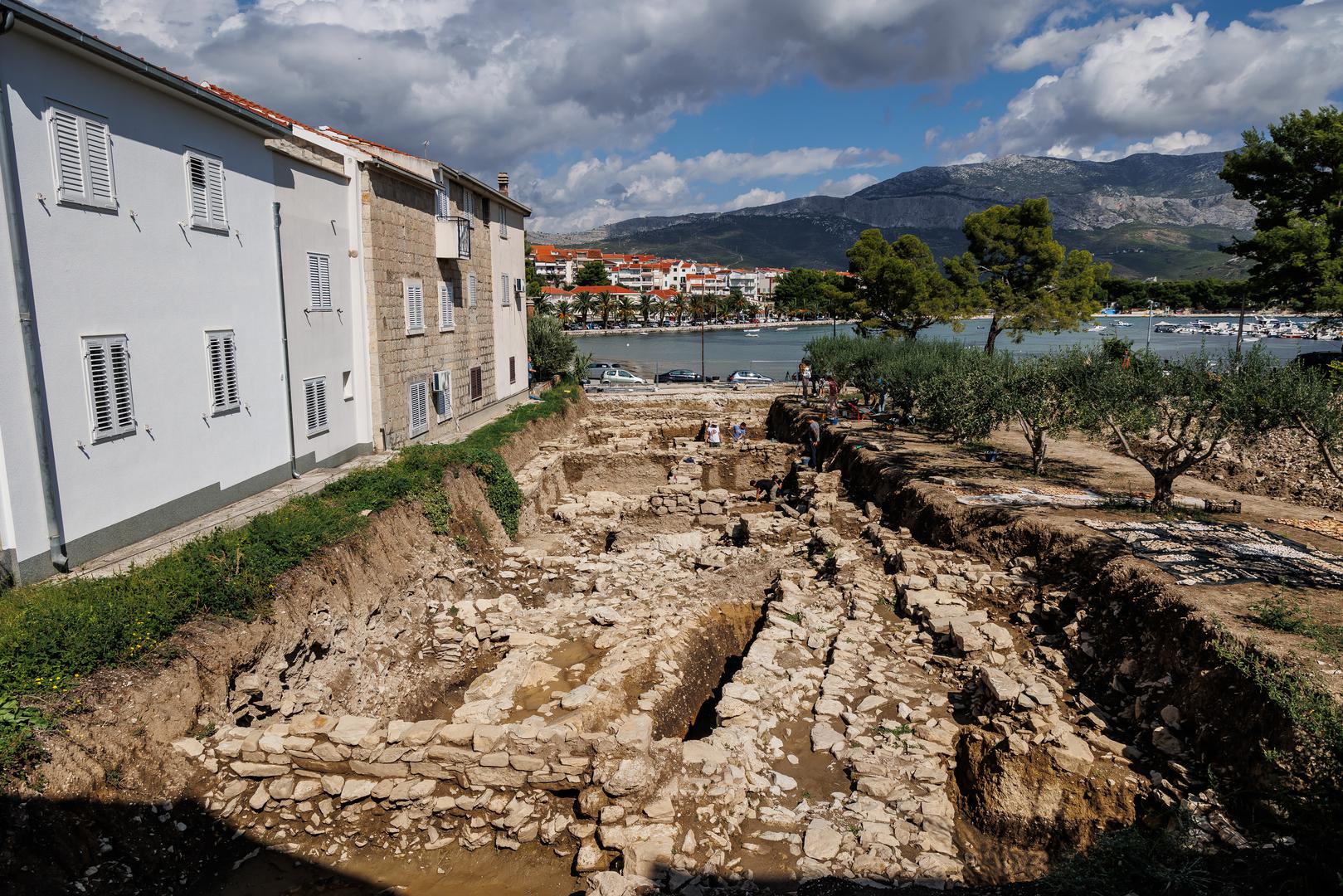 26.09.2024., Stobrec  - Prapovijesno Arheolosko nalaziste u centru Stobreca posjetila je ministrica Nina Obuljen Koezinek u pratnji Marine Ugarkovic. Photo: Zvonimir Barisin/PIXSELL