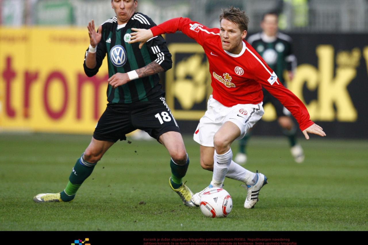 \'Mario MANDZUKIC  (CRO), VfL Wolfsburg - Eugen POLANSKI (POL/D), FSV Mainz  Mainz, 22.01.2011, 1.Fussball Bundesliga, Saison 10/11, FSV Mainz 05 - VfL Wolfsburg, Foto: APF  Veroeffentlichung nur gege