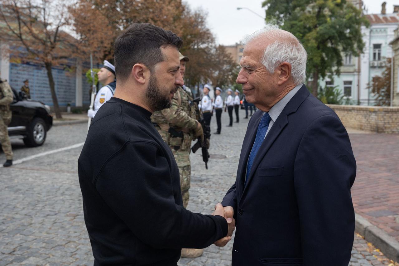 Le président ukrainien Volodymyr Zelensky remets des décorations aux soldats et aux familles de soldats morts, lors de la "Journée des Défenseurs de l'Ukraine" à Kiev