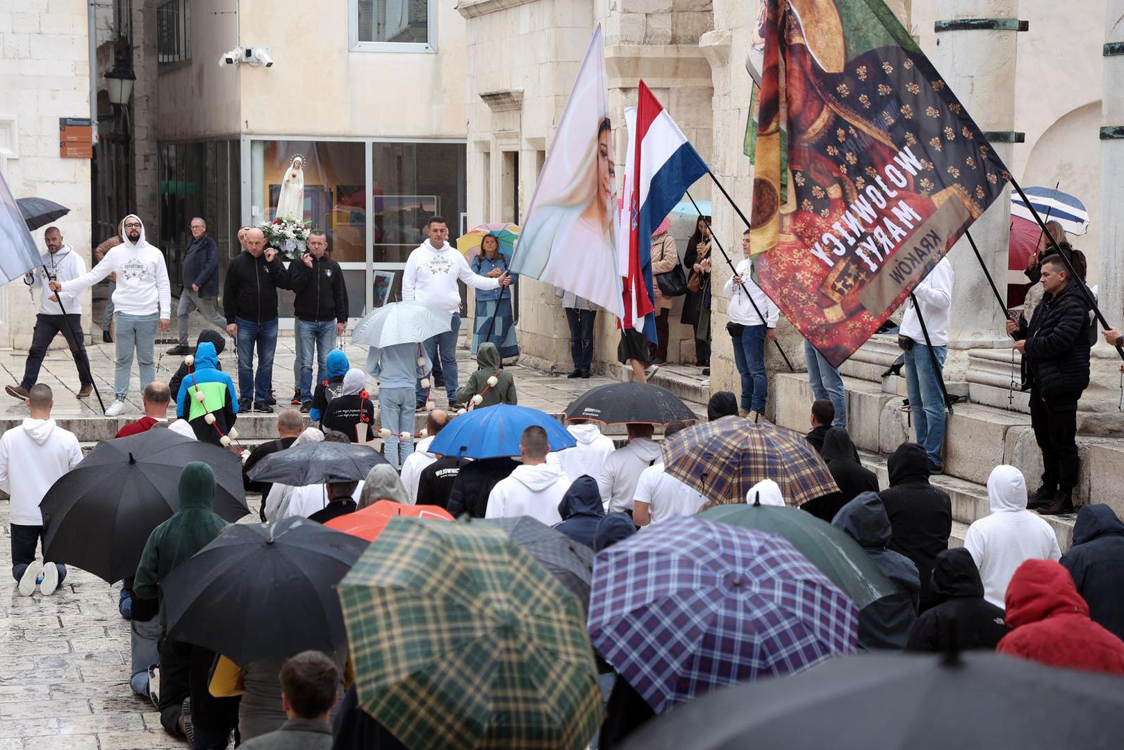 04.11.2023., Split - Peristil, prva subota u studenom molitelji ponovno na trgovima, u Splitu ovog puta uz kisu i bez performera.  Photo: Ivana Ivanovic/PIXSELL