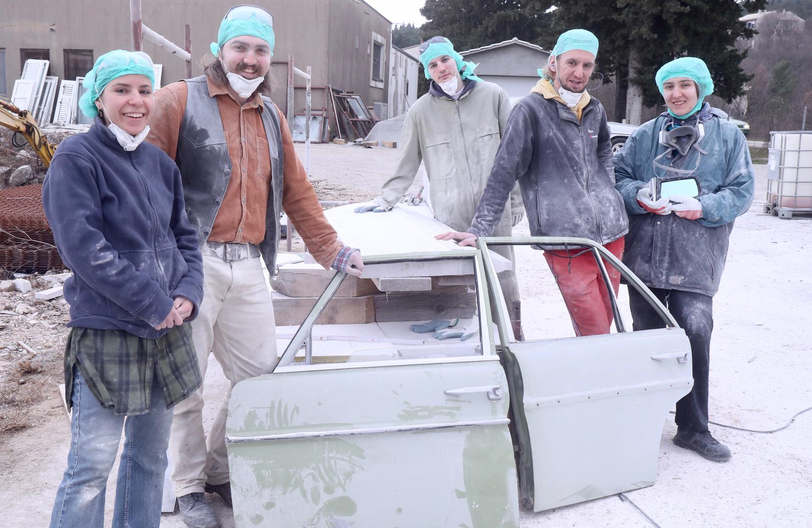 07.02.2024.,Imotski-Vrijedne ruke mladih umjetnika Roka Drzislava Rebica,,Emire Becirovic iz Ljubljane Karla Mrvosa iz Rijeke,Ive Japec i i Frana Marka Vlahinica iz Zagreba,uz nadzor inicijatora Ivana Topica Note svakodnevno klesu detalje spomenika Mercedesu koji se trebaju sklopiti i biti izlozeni ovog ljeta u Imotskom. Photo: Ivo Cagalj/PIXSELL