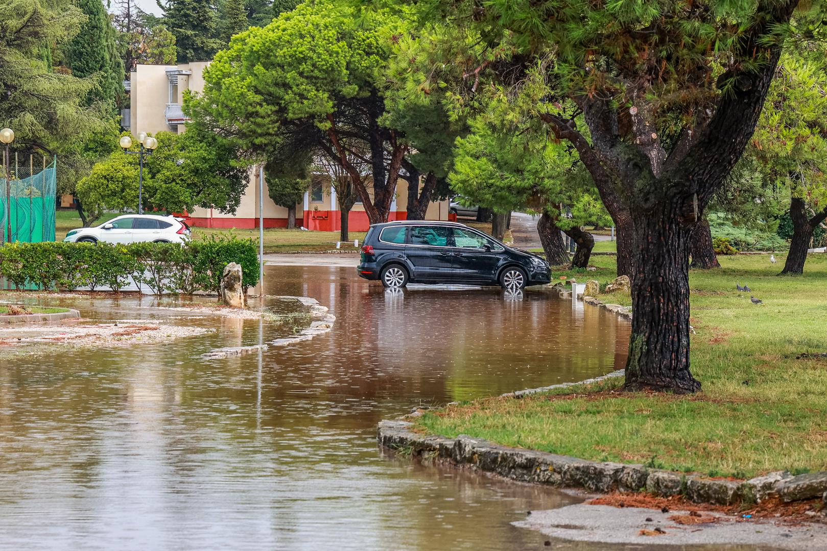 12.09.2024., Umag - 
Nakon jakog juga i kise potopljeni su neki dijelovi Umaga a poslje je jak vijetar izmamio znatizeljne turiste i surfere na more Photo: Srecko Niketic/PIXSELL