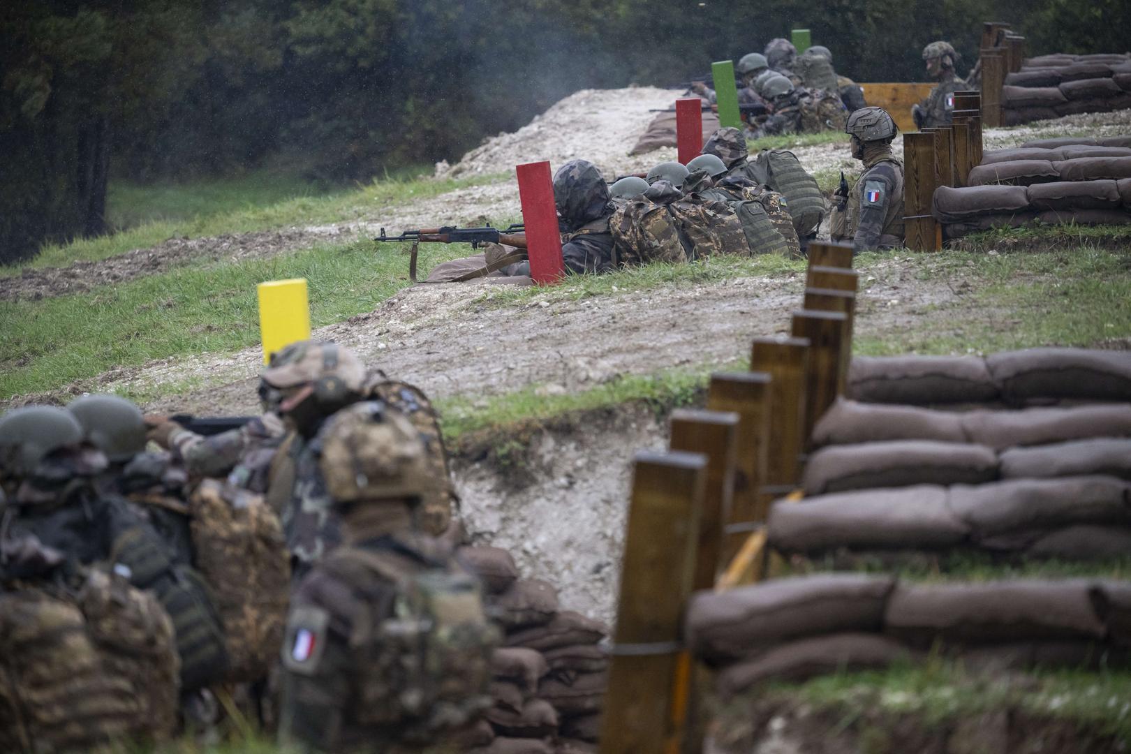 Le président Emmanuel Macron visite un camp militaire où viennent se former des combattants d'Ukraine dans l'est de la France le 9 octobre 2024. © Eliot Blondet / Pool / Bestimage Ukrainian soldiers train in a french military camp in eastern France, Wednesday, Oct. 9, 2024, before a French President Emmanuel Macron visit. Photo: Eliot Blondet / Pool / Bestimage/BESTIMAGE