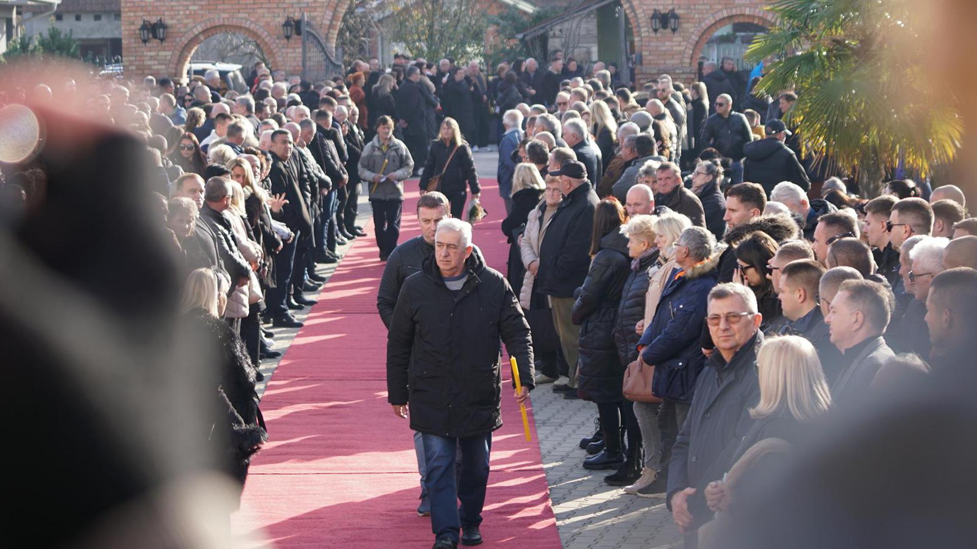 Na sprovodu su, između ostalih bili Aleksandar Vulin, Ivica Dačić, Era Ojdanić, Darko Glišić...

