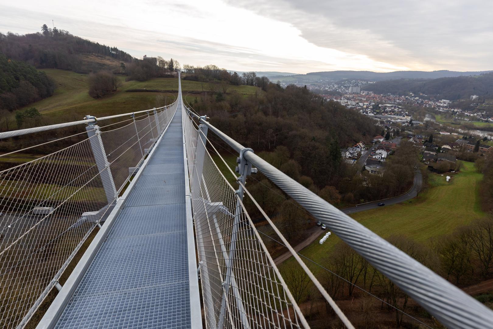 Najduži viseći most za pješake u Njemačkoj također je u Hessenu: približno 100 metara visok i 665 metara dugačak Skywalk u Willingenu u sjevernom Hessenu postao je magnet za posjetitelje otkako je otvoren u srpnju 2023. godine.