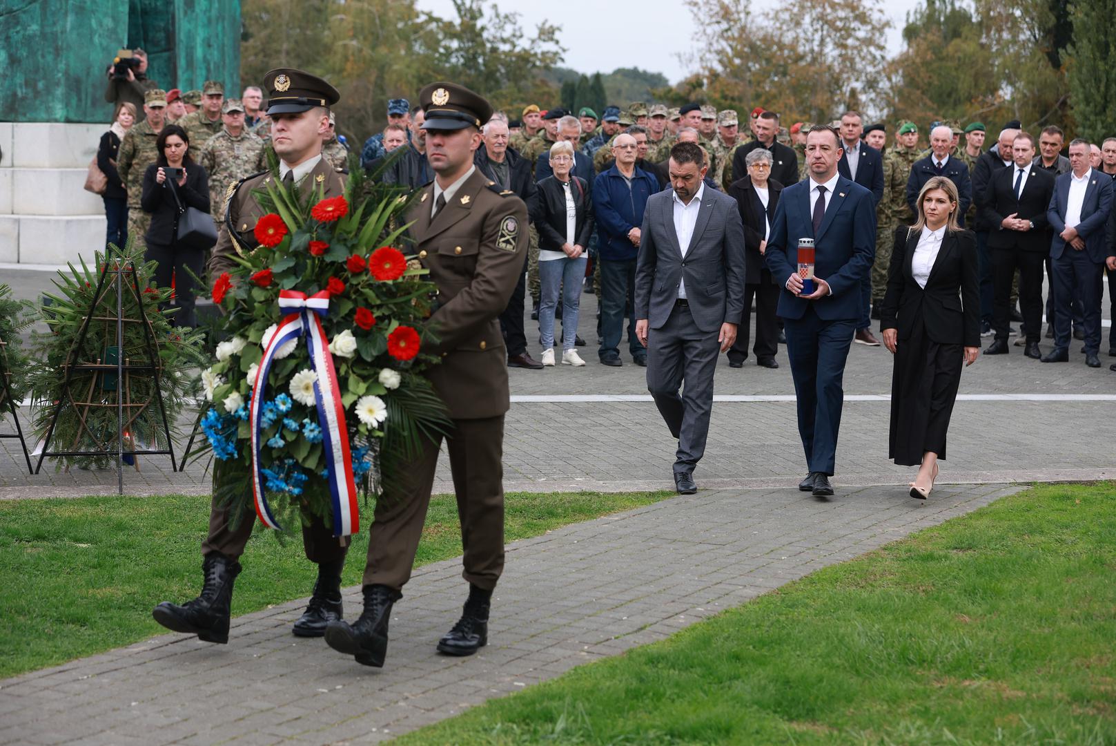 16.10.2024., Vukovar - Memorijalno groblje zrtava iz Domovinskog rata, Obilježavanje 33. godisnjice pogibije general-bojnika Blage Zadre i pukovnika Alfreda Hilla. Program obiljezavanja zapoceo je polaganjem vijenaca na mjesta vjecnih pocivalista general-bojnika Blage Zadre i pukovnika Alfreda Hilla. Photo: Davor Javorovic/PIXSELL