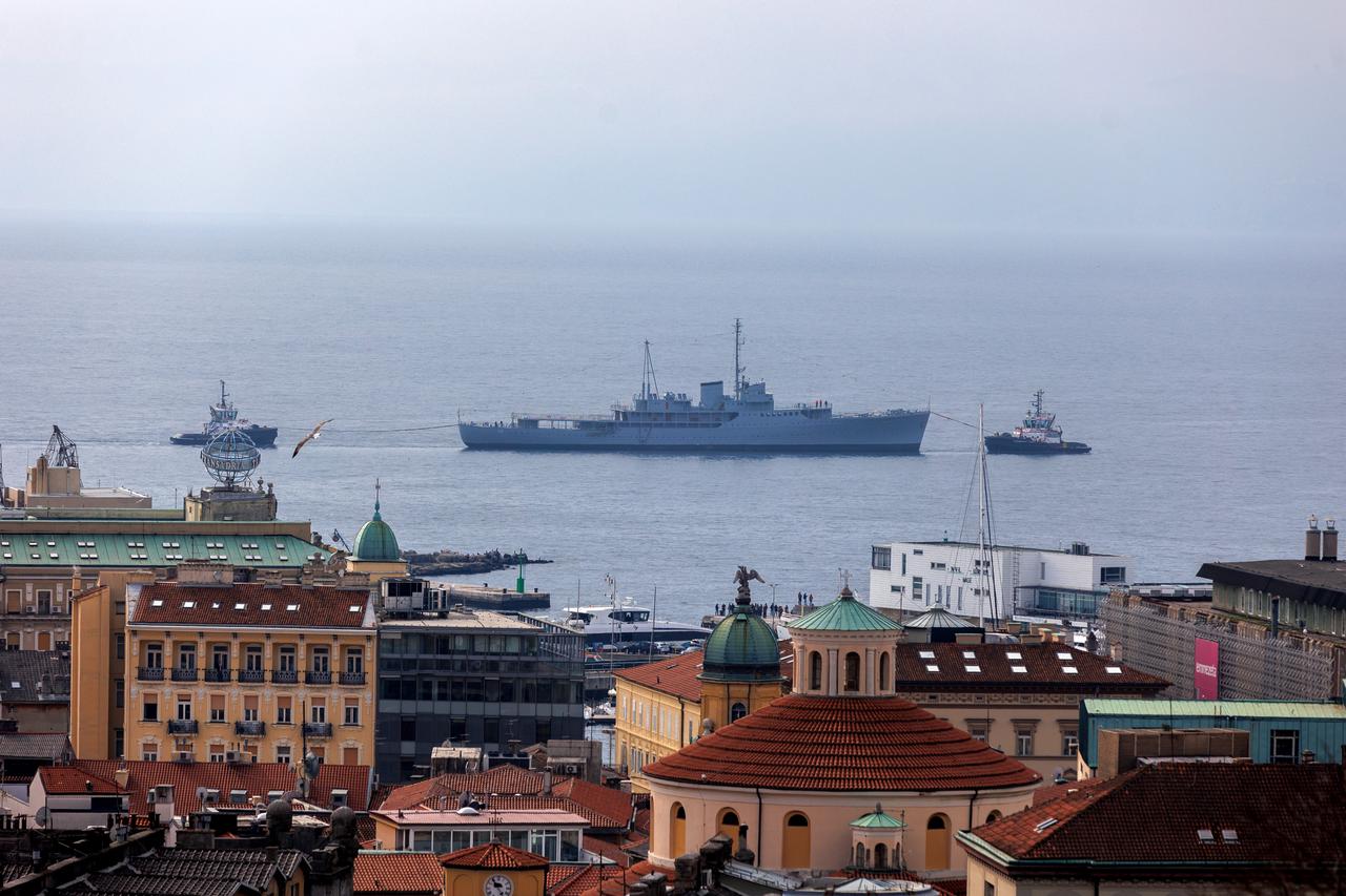 Rijeka: Remorkeri tegle brod "Galeb" u luku