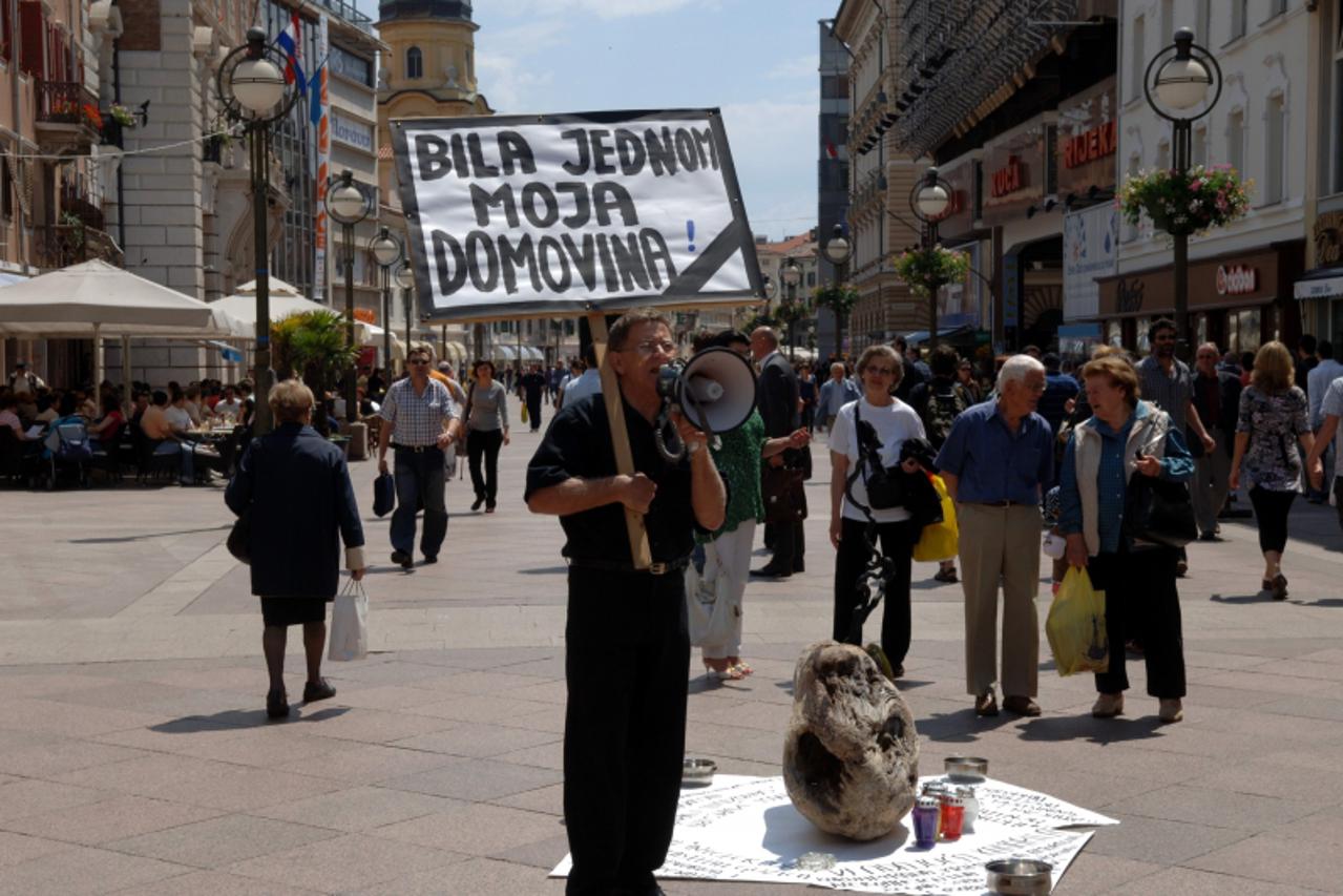 '24.05.2010. Rijeka, prosvjednik Marin Miocic Stosic na Korzu prosvjeduje protiv apaticnosti gradjana Hrvatske. Photo: Goran Kovacic/PIXSELL'