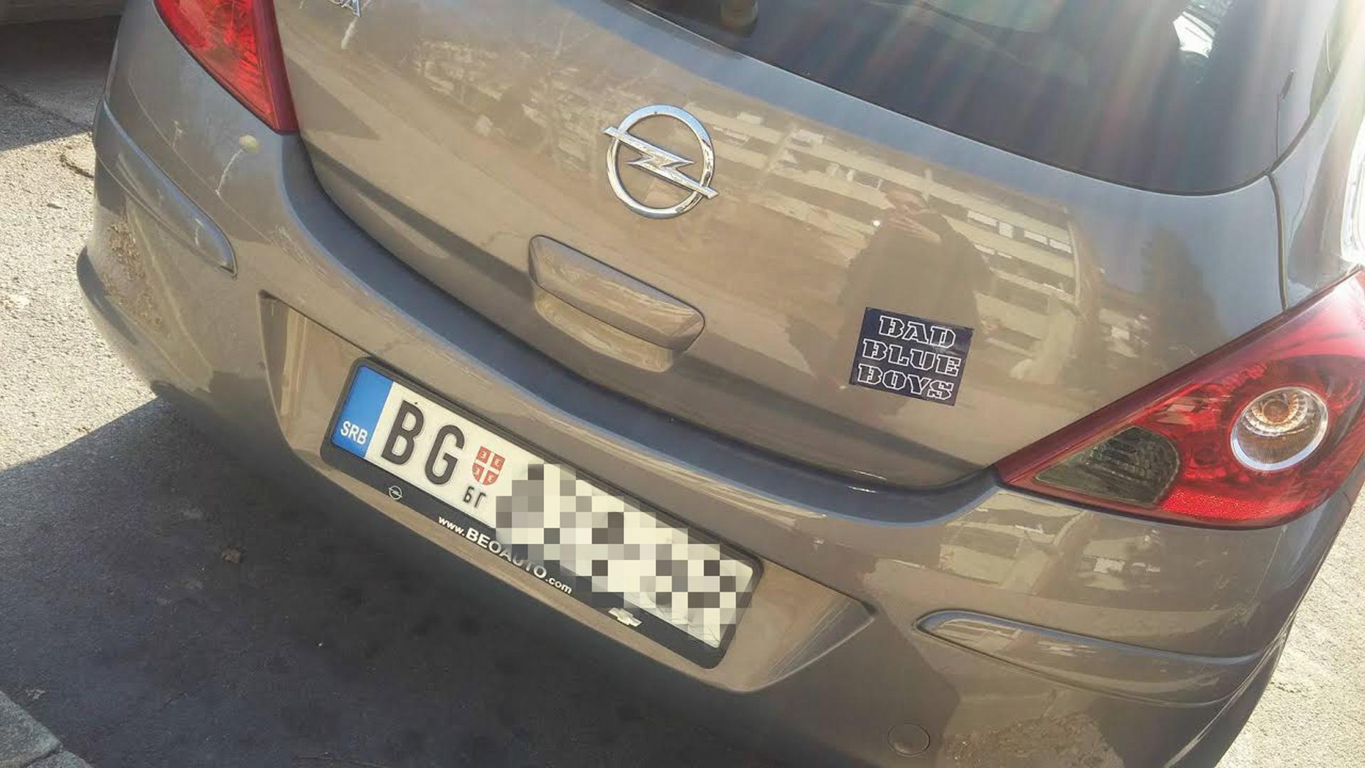 Jedan Beograđanin u Zagrebu, kako bi ''zaštitio'' svoj automobil, smislio je savršenu taktiku. Iako ima beogradske registarske oznake, njegov automobil krasila je naljepnica Bad Blue Boysa.