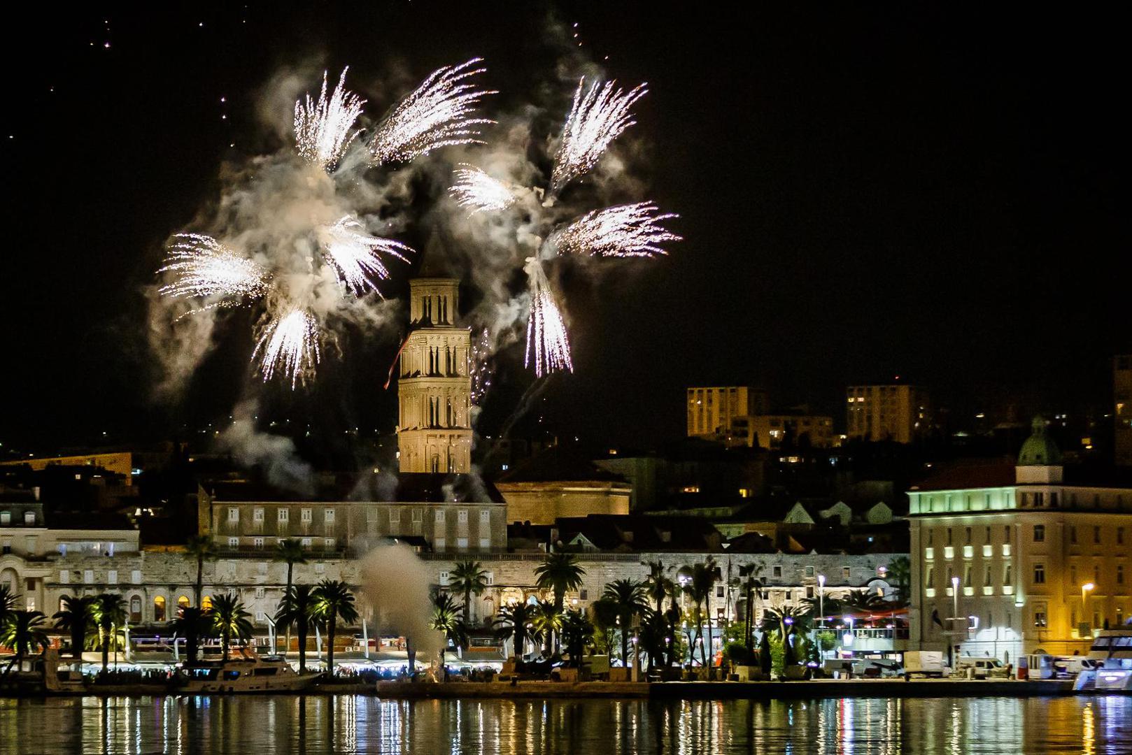 07.05.2022., Split - Vatromet na zavrsetku proslave sv Dujma. Danas je grad Split proslavio svog nebeskog zastitnika sv Dujma te je na kraju koncerta odrzan vatromet. 

 Photo: Zvonimir Barisin/PIXSELL