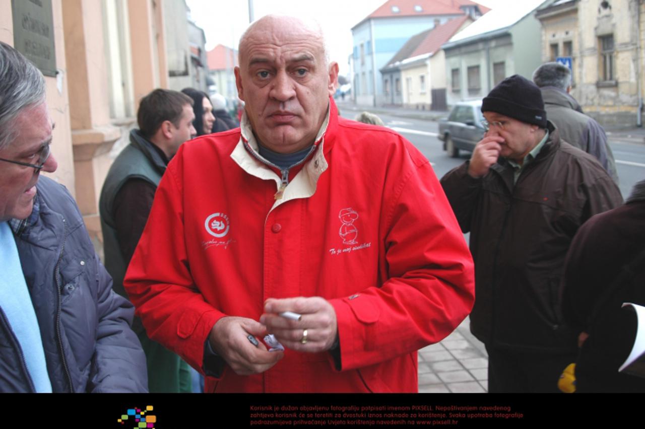 '05.02.2010., Bjelovar - Slucaj Pevec, Zeljko Klaus (crvena jakna) sindikalni predstavnik dijela Pevecovih radnika, okupljenima se obratio ispred Trgovackog suda na kojemu je proglasen stecaj za Pevec