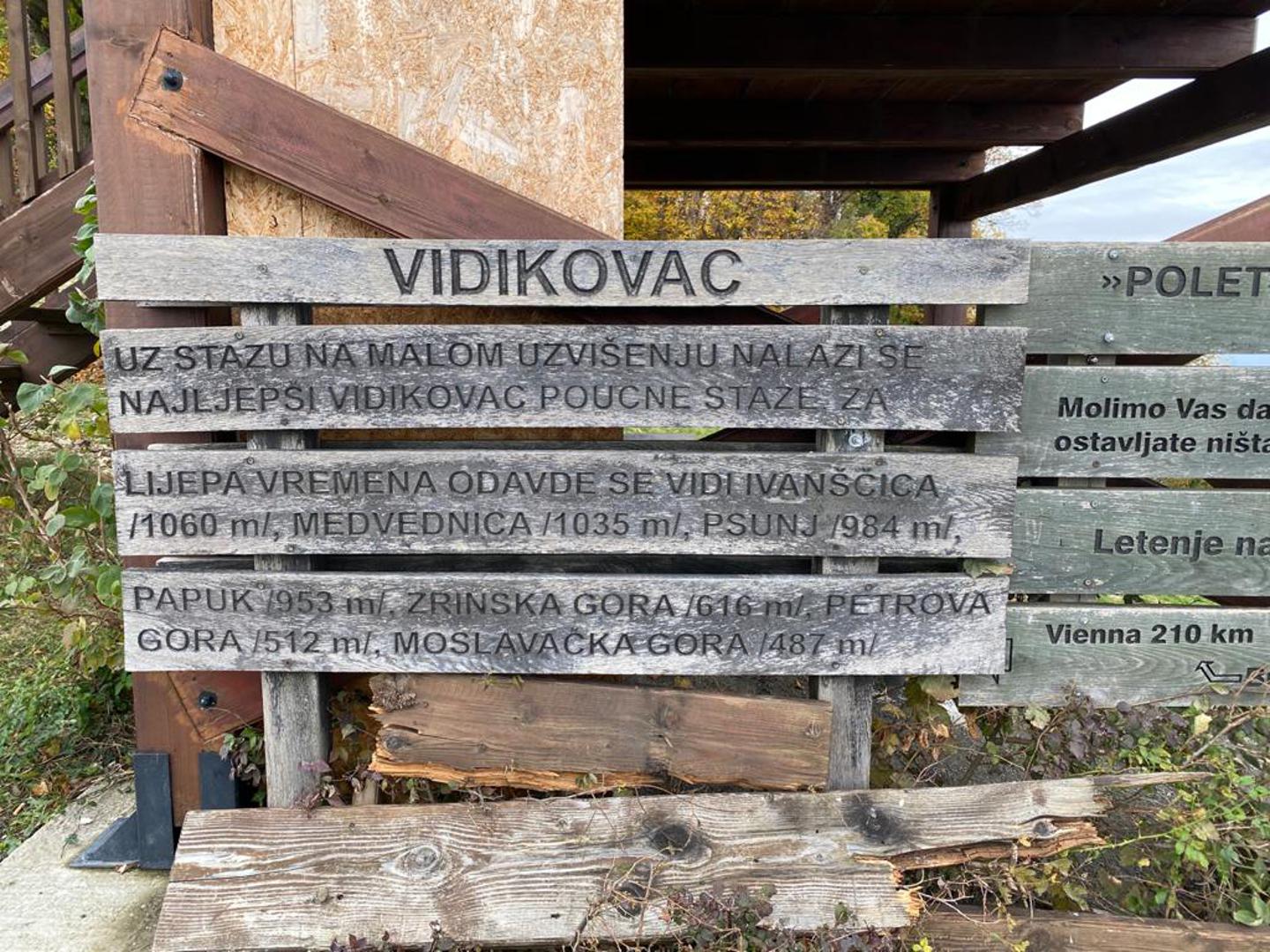 Cesta prema domu odvaja se od ceste Križevci – Gornja Rijeka i vodi preko sela Sudovca i sela Kalnika. Naša početna točka uspona bila je u naselju Vukovec. Auto parkiramo pokraj kafića „Jelen“, u kojemu prije polaska pijemo kavu i obavljamo posljednje pripreme. Markirana staza počinje odmah preko puta parkirališta