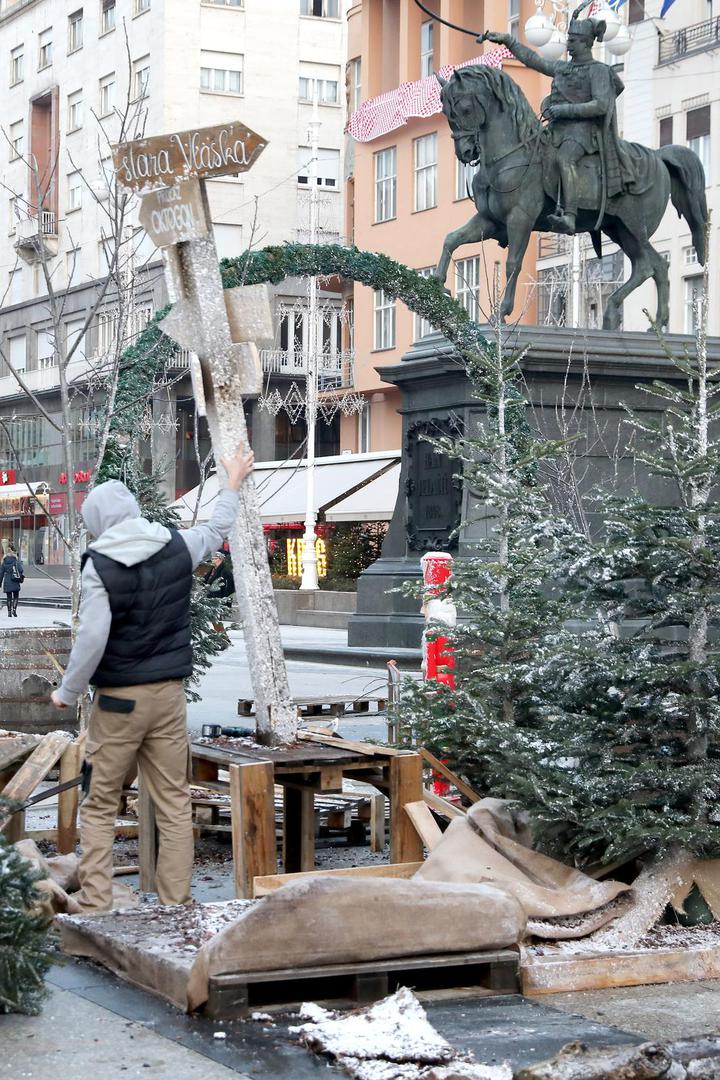 13.12.2022., Zagreb -Zbog planiranog doceka nogometne reprezentacije nakon Svjetskog prvenstva uklanjaju se bozicne dekoracije sa Trga bana Jelacica. Photo: Patrik Macek/PIXSELL