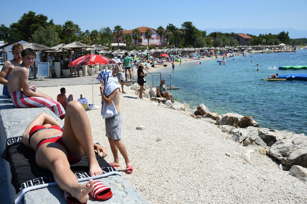 Popunjene plaže na otoku Viru ne odaju dojam da je turistička sezona oslabila