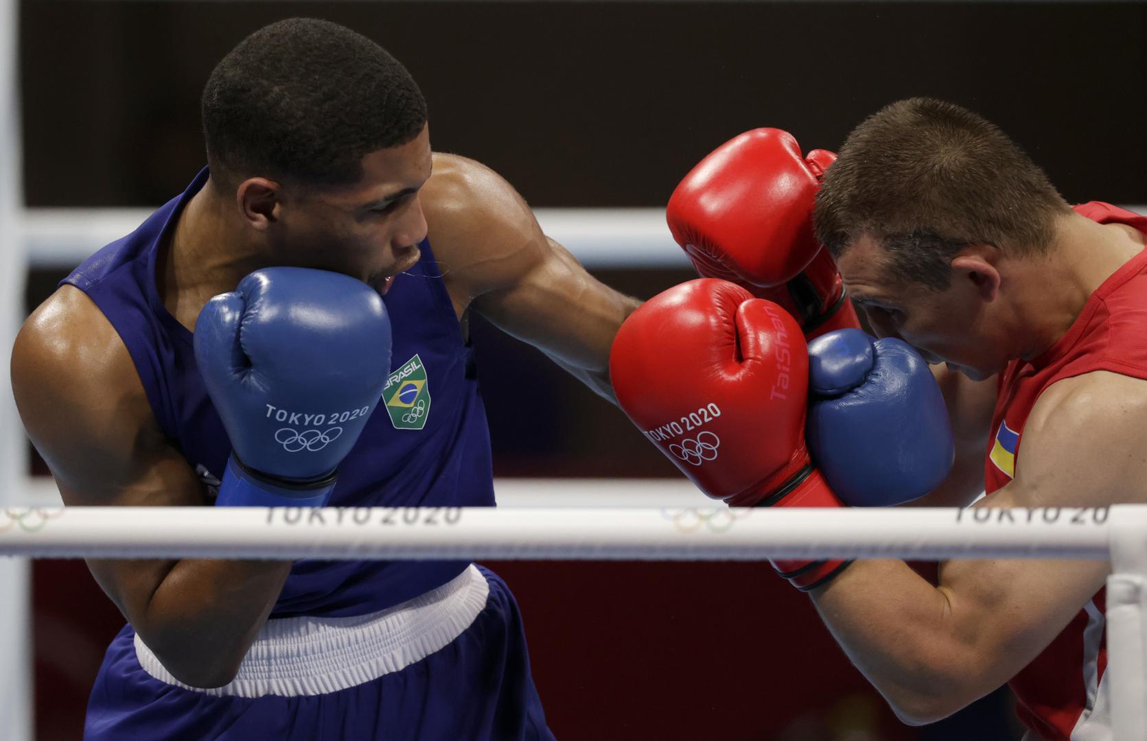 Boxing - Men's Middleweight - Final Tokyo 2020 Olympics - Boxing - Men's Middleweight - Final - Kokugikan Arena - Tokyo, Japan - August 7, 2021. Hebert Sousa of Brazil in action against Oleksandr Khyzhniak of Ukraine REUTERS/Ueslei Marcelino UESLEI MARCELINO