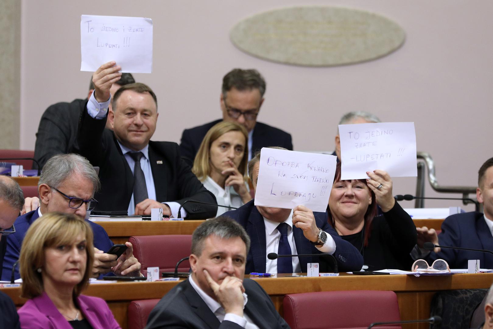 24.10.2023., Zagreb - Premijer Andrej Plenkovic dosao je u Sabor i u nastavku sjednice podnosi godisnje izvjesce Vlade Republike Hrvatske.  Zastupnici lupanjem iskazuju nezadovoljstvo. Photo: Patrik Macek/PIXSELL