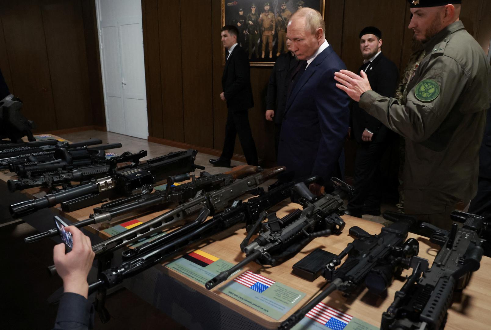 Russia's President Vladimir Putin looks at weapons that were said to be captured during Russia's military campaign in Ukraine, as he visits the Russian Special Forces University in Gudermes, Russia August 20, 2024. Sputnik/Vyacheslav Prokofyev/Pool via REUTERS ATTENTION EDITORS - THIS IMAGE WAS PROVIDED BY A THIRD PARTY. Photo: VYACHESLAV PROKOFYEV/REUTERS