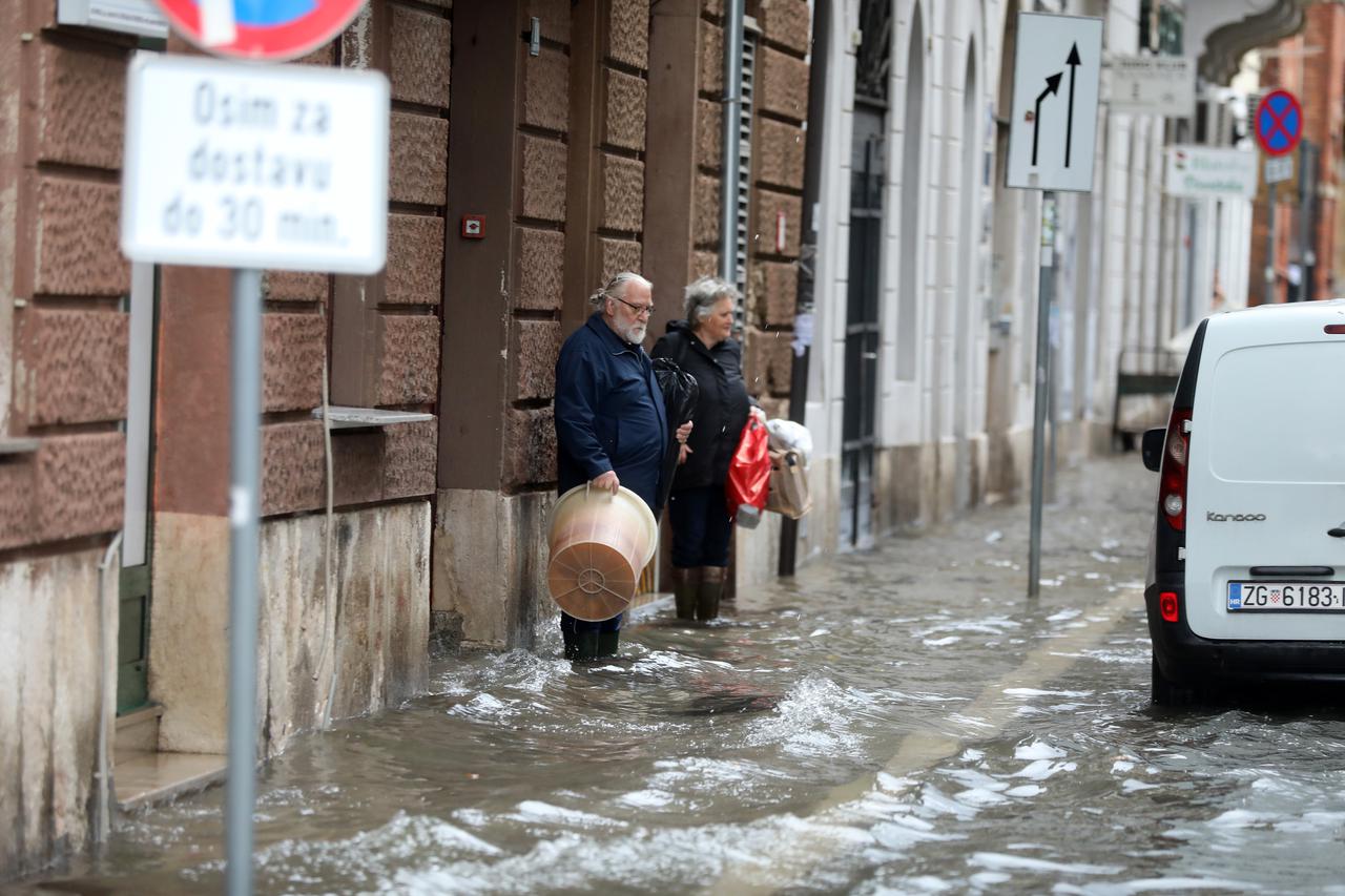 Rijeka: Jako jugo i kiša poplavilo ulice oko tržnice i rivu