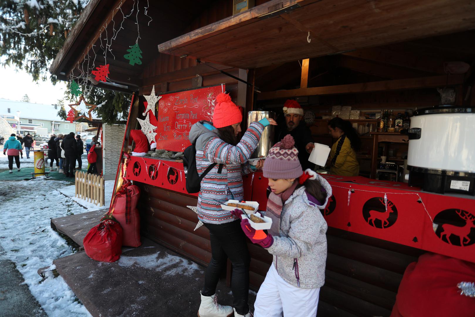 U PARKU GORICA bogata je gastronomska ponuda, a kod ulaza u ovaj za odrasle “rezervirani” kutak naložena je vatra oko koje su okupljaju posjetitelji, a iza
adventskih kućica uređeno je mjesto na kojem možete fotografijom ovjekovječiti svoj boravak na Adventu pa zatim šetnicom krenuti u obilazak
