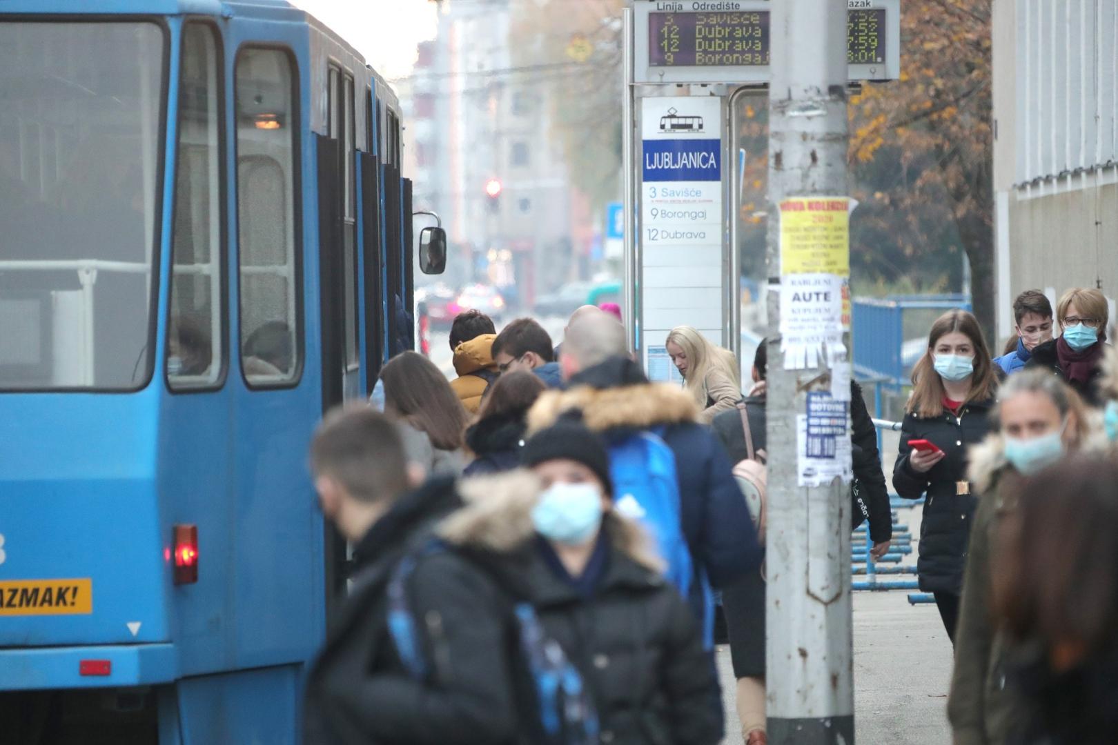 30.11.2020., Zagreb - Okretiste tramvaja Ljubljanica. Kako se provode nove mjere u ZET-ovim vozilima te kako se rijesavaju zahtjevi da popunjenost da ne smije prelaziti 40 posto, osobito u vrijeme jutarnje guzve. Photo: Sanjin Strukic/PIXSELL