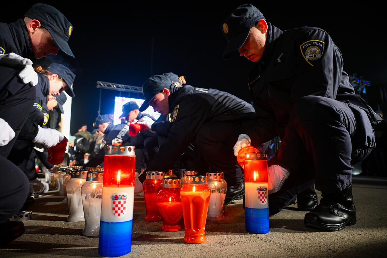 Zagreb: Duž Vukovarske ulice upaljene svijeće povodom Dana sjećanja na žrtvu Vukovara i Škabrnje